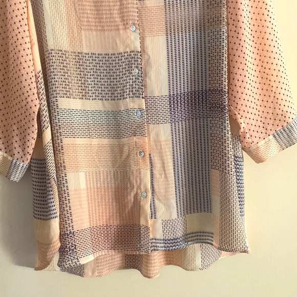 ❤️NWOT.  Rose+Olive lightweight and flowing abstract design blouse.  Size: 1X. - Picture 4 of 10